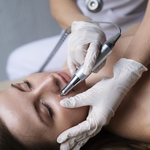 medica-diagnosticando-um-melanoma-no-corpo-de-uma-paciente-sexo-feminino