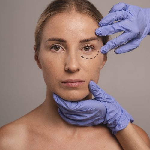 mulher-se-preparando-para-cirurgia-estetica